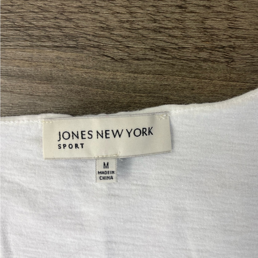 Jones New York Women’s White Floral Rosette Tank Top, size Medium - Picture 2 of 8